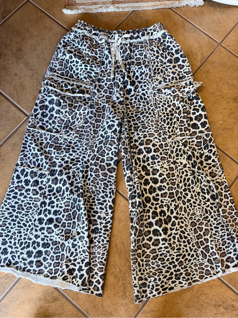 easel Women's Leopard Print Wide-Leg Cargo Pants - Black & White